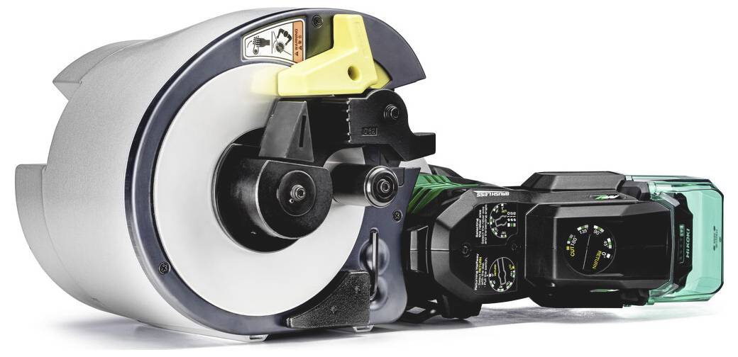 Ein tragbarer Lidar-Scanner in einer schützenden Transporttasche, neben einem robusten tragbaren Controller-Display gezeigt.