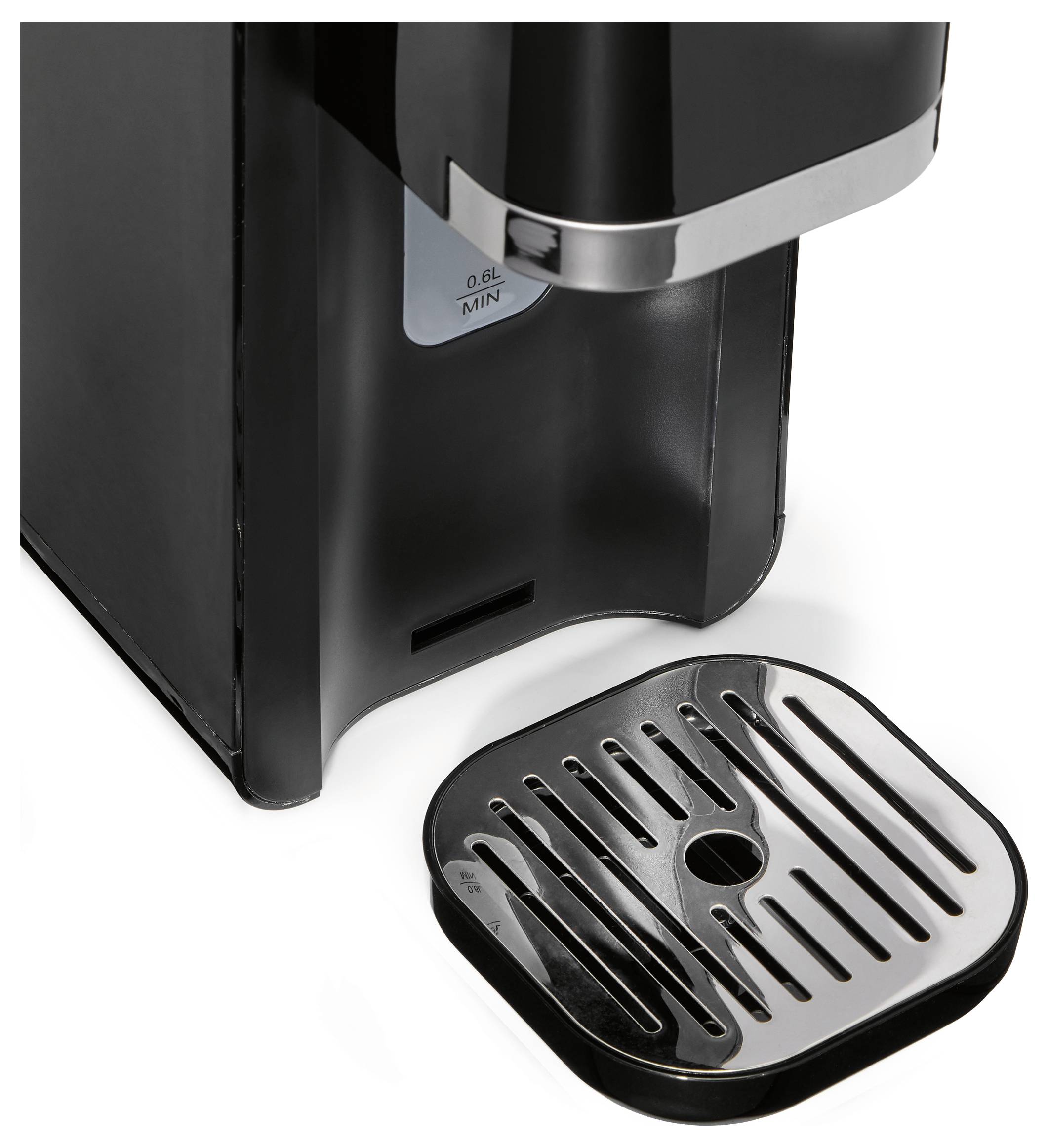 Nahaufnahme einer schwarzen Kaffeemaschine mit abnehmbarem Tropfblech auf weißem Hintergrund, auf dem die Wassermenge mit „0,6L MIN
