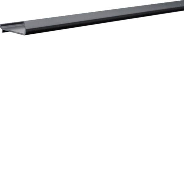 Schwarze Metallkanal-Zierleiste, angewinkelt horizontal auf weißem Hintergrund dargestellt.