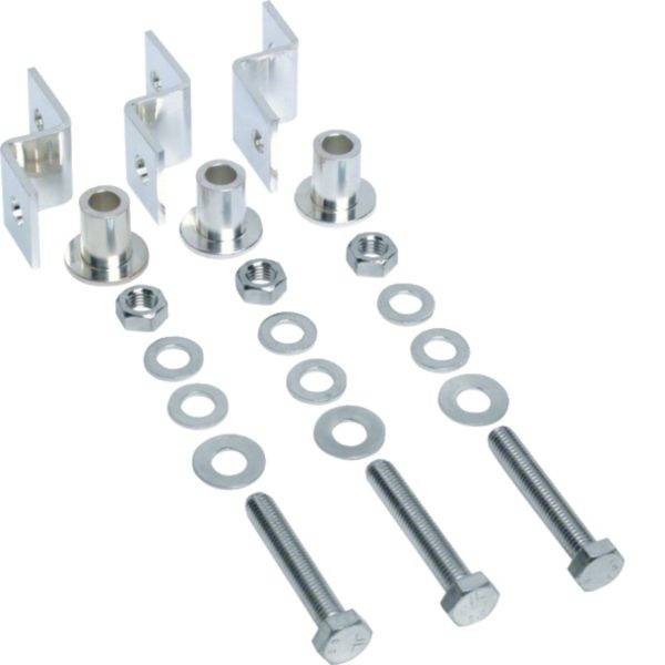 Assortiertes Metallmontagehardware-Set mit Winkeln, Abstandshaltern, Muttern, Unterlegscheiben und Schrauben auf weißem Hintergrund.