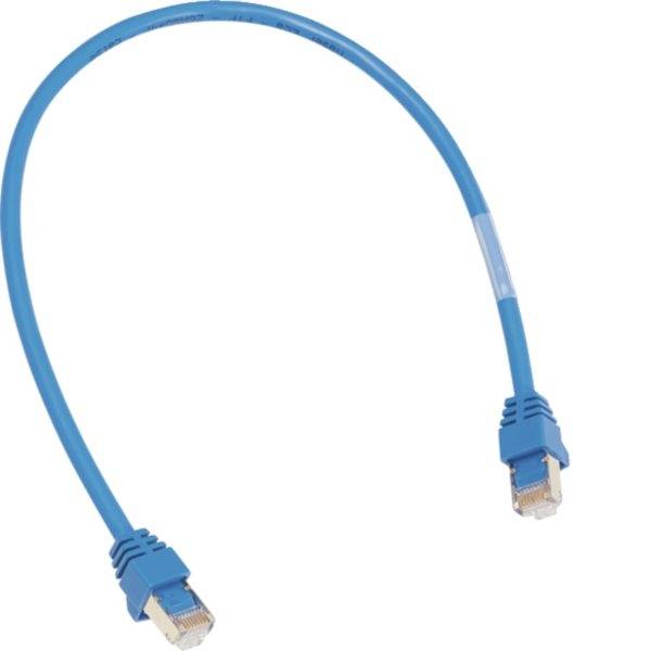 Blaues Ethernet-Netzwerkkabel mit RJ45-Steckern an beiden Enden, dargestellt auf weißem Hintergrund.