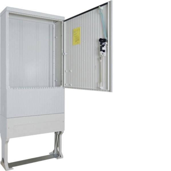 Weißer Elektroschrank mit offener Tür, zeigt Innenmontageschienenund ein kleines gelbes Etikett, stehend auf einer Metallbasis.