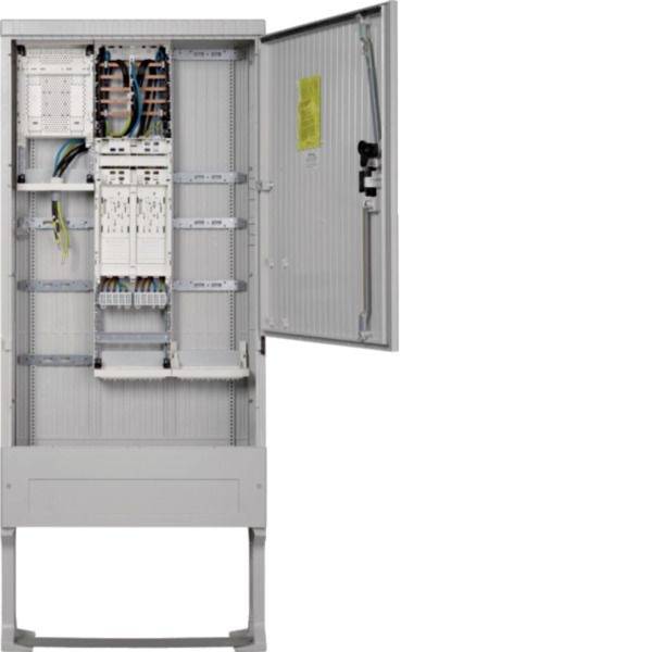 Offener Elektroschaltschrank mit freiliegenden Leitungen, Schaltmodulen und einer Schwenktür auf einem Ständer.