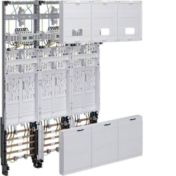 Industrielles elektrisches Schaltanlagenfeld mit Sammelschienen, Verdrahtung, Schutzschaltern und weißen Schutzabdeckungen auf weißem Hintergrund.