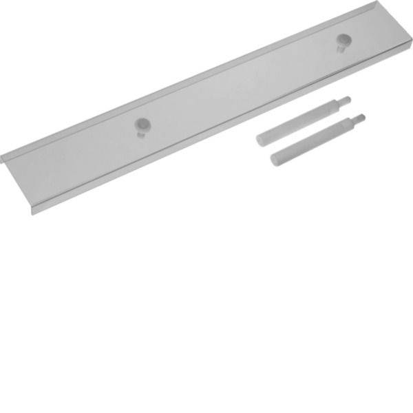 Lange Metallmontageschiene mit zwei Bolzen und zwei passenden Schrauben daneben auf weißem Hintergrund dargestellt.