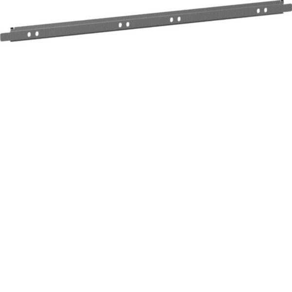 Eine lange graue Metallmontageschiene mit mehreren runden Löchern, diagonal auf einem einfachen weißen Hintergrund dargestellt.