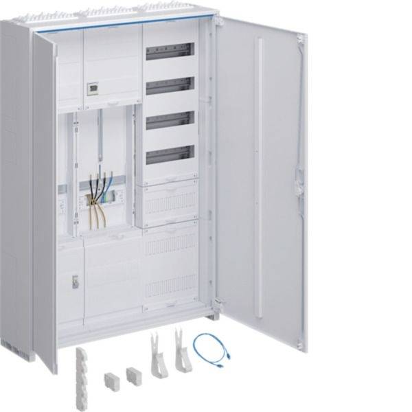 Offener Elektroleitzug mit eingebauten Verdrahtungspanelen, offene Tür und Ersatzinstallationskomponenten, die vorne ausgelegt sind.