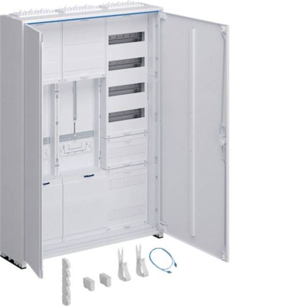 Offener Elektroschaltschrank mit Montageschienen und lose angeordneten Installationszubehörteilen davor.
