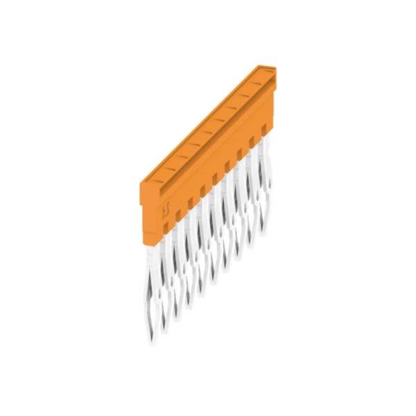 Orangener Stiftleistenstreifen mit mehreren silbernen Metallstiften in einer Reihe auf weißem Hintergrund.