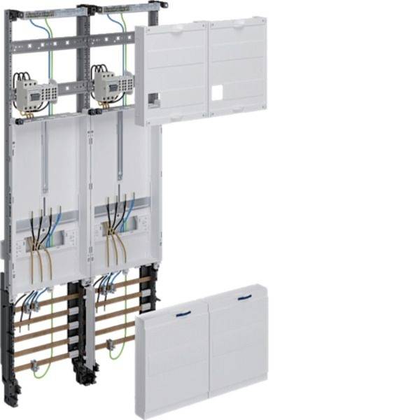 Offene elektrische Verteilerkabine mit Verdrahtung, Schutzschaltern und zwei angelenkte weiße Abdeckplatten, die neben dem Schaltschrank abgelöst dargestellt sind.