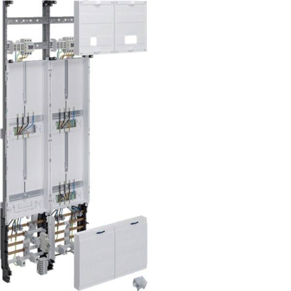 Offenes Stromverteilerpanel mit mehreren Schaltmodulen, Sammelschienen, Verdrahtung und zwei abnehmbaren weißen Abdeckungspanelen auf weißem Hintergrund.