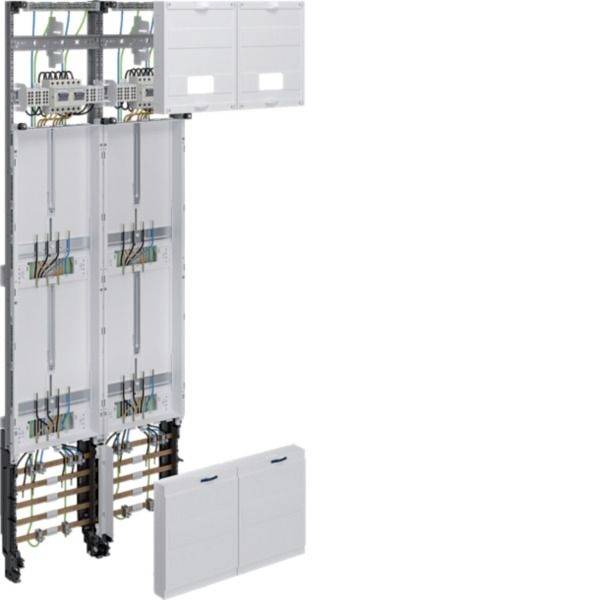 Wandmontierter Elektroverteiler mit offener innerer Verdrahtung und Anschlussleisten, dargestellt neben einer geschlossenen weißen Blendverkleidung auf einfachem Hintergrund.