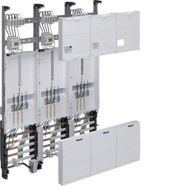 Industrielles Schaltschrank mit installierten Schutzschaltern, Verdrahtung und drei angelenkten weißen Zugriffsabdeckungen auf einem Metallrahmen.