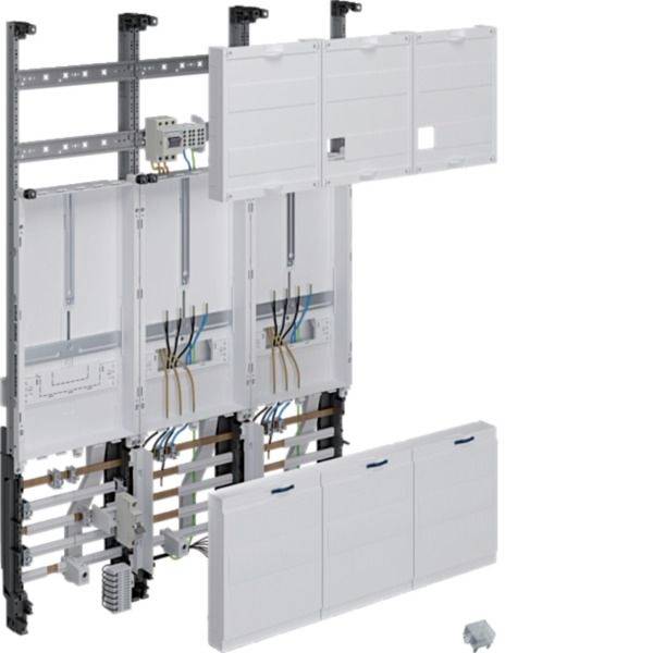 Explosionszeichnung eines Elektroschaltkastens mit montierten Modulen, Verdrahtung, Sammelschienen und abnehmbaren weißen Frontabdeckungen.