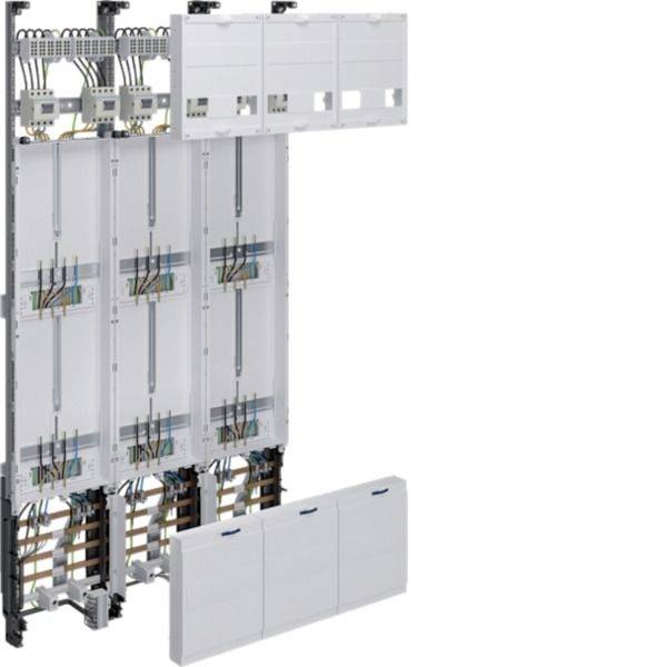 Dreipoliger Elektroschaltraum oder eine Schaltanlage mit offener innerer Verkabelung und Sammelschienen, dargestellt mit entfernten Frontabdeckungen auf weißem Hintergrund.