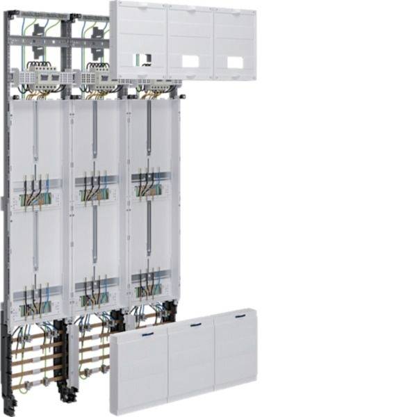 Elektrischer Schaltschrank mit drei hohen vertikalen Schutzschalter-Paneelen, freigelegter Verdrahtung und Sammelschienen sowie weißen Schutzabdeckungen oben und unten.