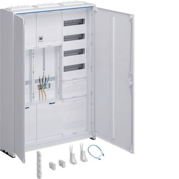 Offener weißer elektrischer Verteilerschrank mit Verdrahtungsbereich, Schalterplätzen und lose angeordneten Installationsteilen darunter.