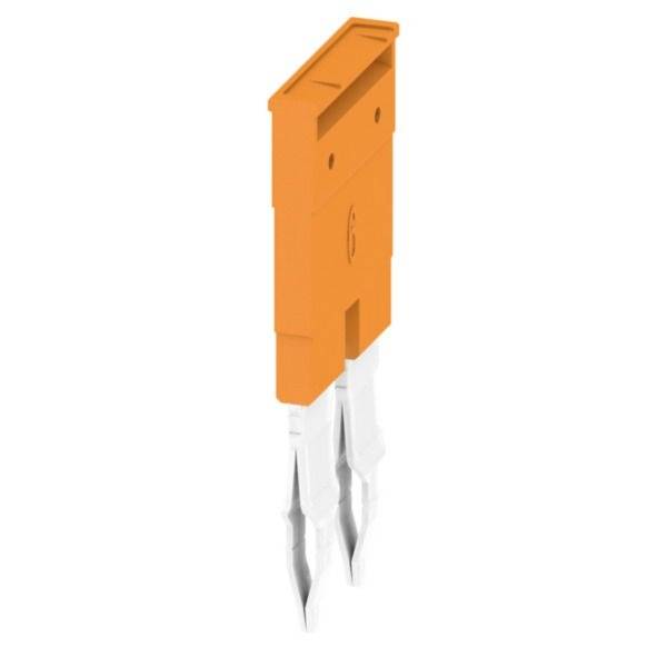 Oranger Elektrostecker oder Klemmleiste mit zwei Metallstiften, dargestellt auf weißem Hintergrund.