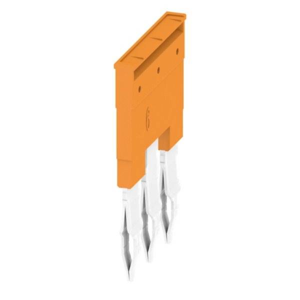 Oranger Elektrostecker mit vier Metallstiften, dargestellt auf weißem Hintergrund.