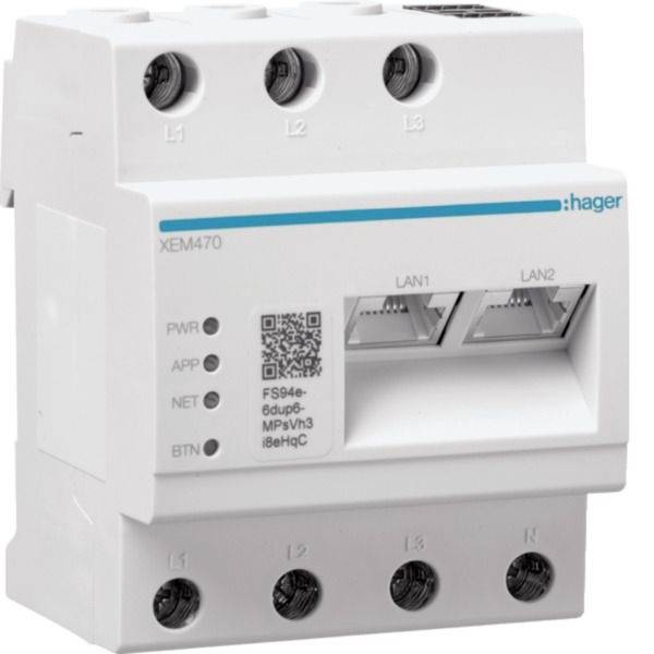 Weißer Hager XEM470 DIN-Schienen-Netzwerkmodul mit Dreiphasen-Anschlüssen, Status-LEDs, QR-Code und zwei LAN-Anschlüssen.