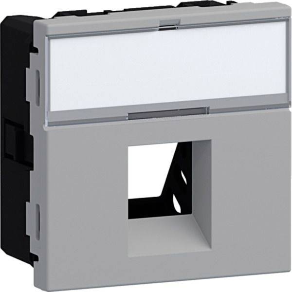 Graue wandmontierte elektrische Blende mit einer zentralen quadratischen Öffnung und leerem Beschriftungsbereich darüber, in Perspektive dargestellt.