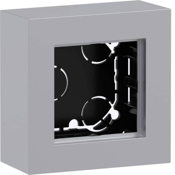 Graue elektrische Verteilerdose mit quadratischer Frontöffnung, die interne Befestigungsringe und schwarze Kabelkanäle im Inneren zeigt.