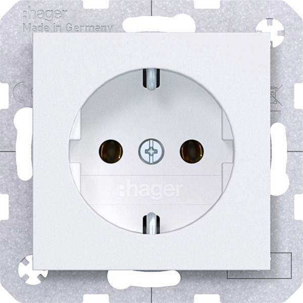 Weiße Hager Steckdose mit rundem europäischem Stecker-Anschluss auf einem Metall-Befestigungsrahmen