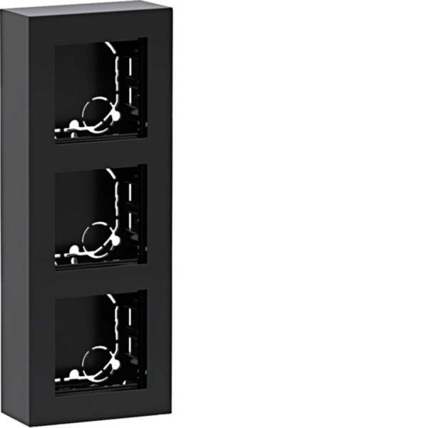 Schwarzer dreiteiliger Wandschrank mit offenen Fächern, jedes mit einer runden Kabelöffnung und innerer Montagehardware.