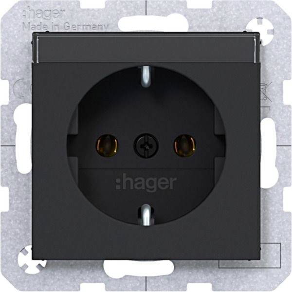 Schwarze Hager Elektrosteckdose auf einer Metallmontageplatte, Vorderansicht.