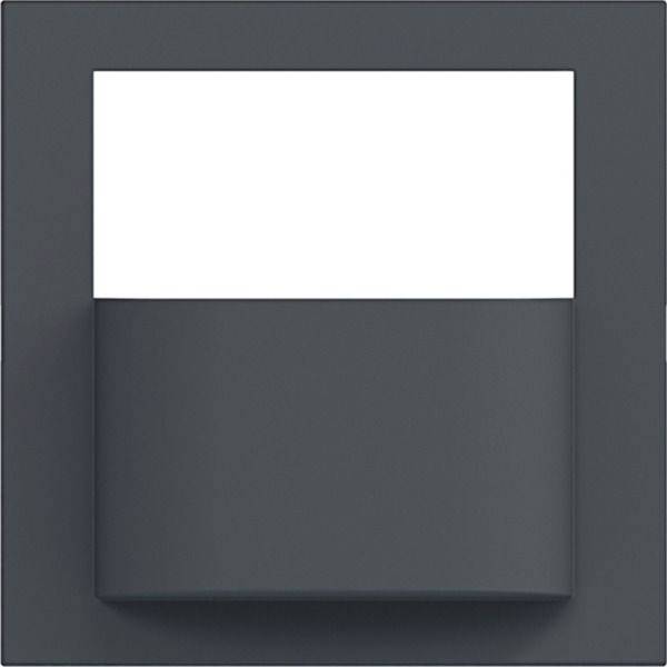 Minimalistischer, grau an der Wand montierter Kasten mit leerer weißer Oberplatte und dunklerer Untersektion, zentriert auf dunklem Hintergrund.