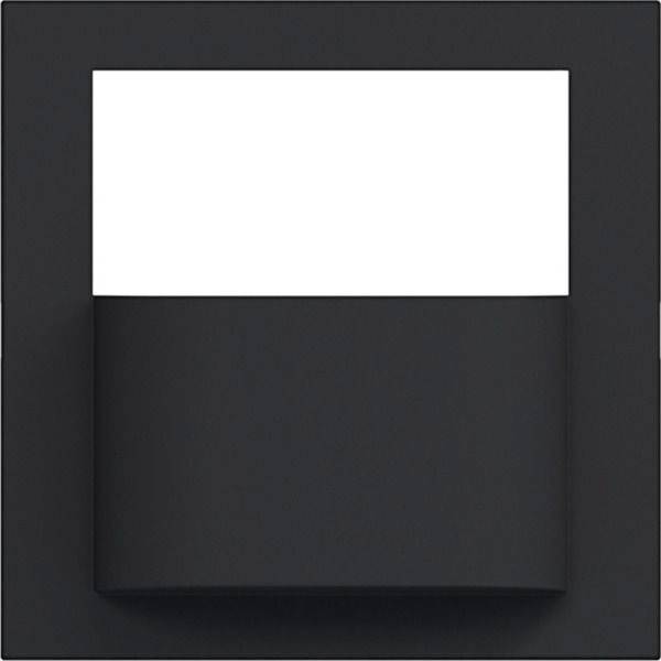 Minimalistische schwarze Wandleuchte mit quadratischem Design und weißem rechteckigem Panel über einem dunklen vertieften Block, gezeigt auf dunklem Hintergrund.