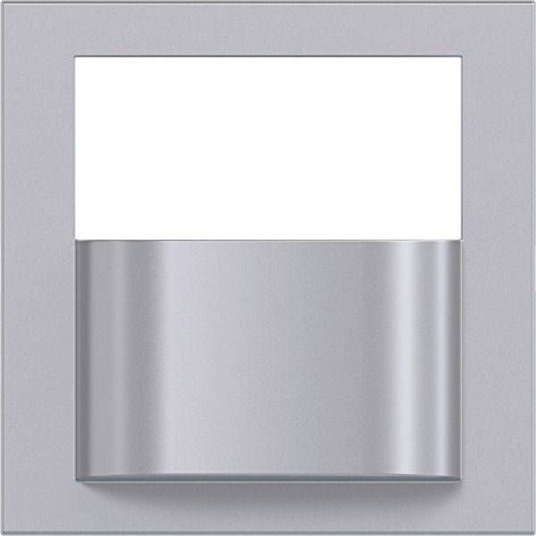 Ein metallisches, an der Wand montiertes quadratisches Panel mit einem leeren weißen oberen Bereich und einem gebürsteten silbernen unteren Bereich.