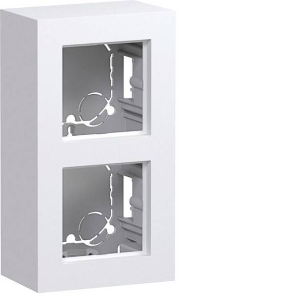 Weiße Wandbox mit zwei quadratischen Öffnungen, die graue interne elektrische oder mechanische Komponenten zeigen.