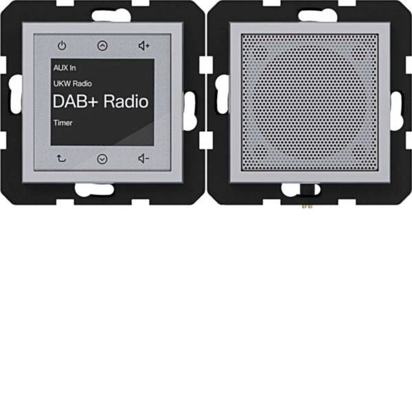 Wandmontiertes DAB+-Radiogerät mit einem Touchscreen mit der Beschriftung „DAB+ Radio