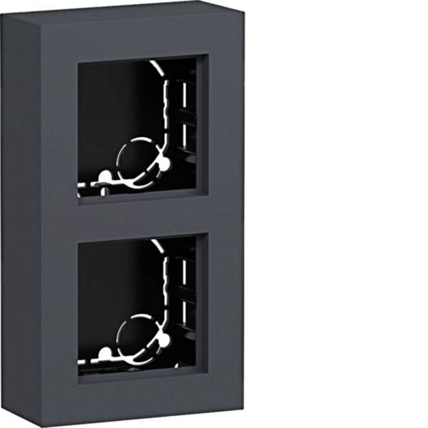 Grauer, zweischlitziger, wandmontierter Spender oder Kiosk mit quadratischen Öffnungen, der ein schwarzes Inneres und ein weißes Kabel oder Rohr im Inneren zeigt.