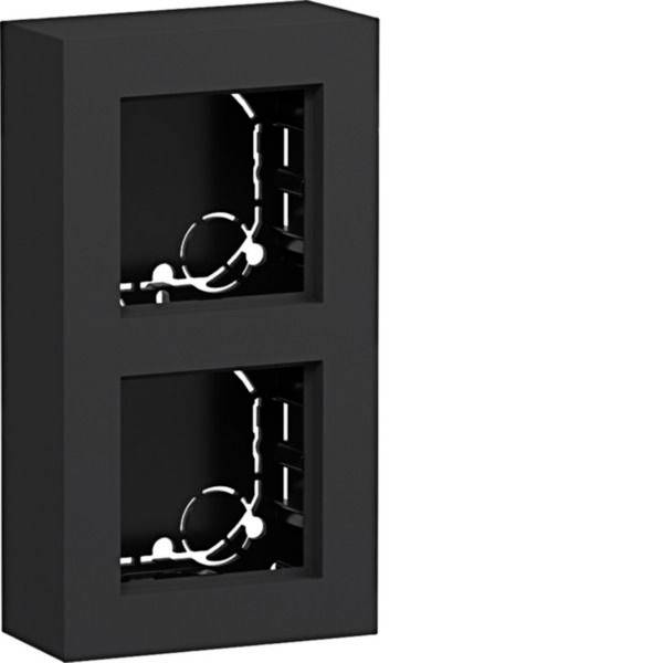 Schwarzer rechteckiger Schrank mit zwei quadratischen Öffnungen, die kreisförmige mechanische Komponenten im Inneren zeigen, ähnlich wie ein gestapelter Lautsprecher oder ein Ausrüstungsgehäuse.