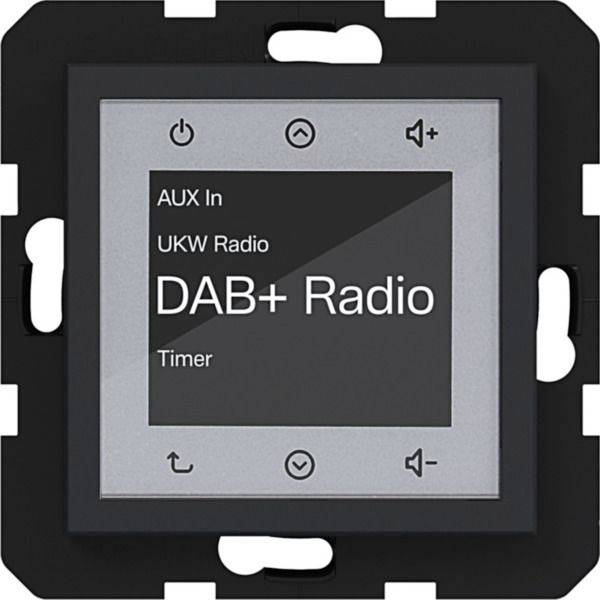 Wandmontiertes digitales Funksteuerfeld mit Anzeige von „DAB+ Radio
