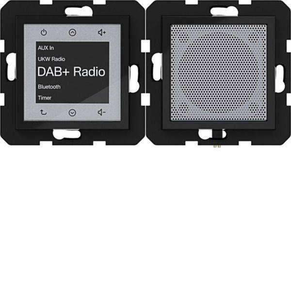 Zwei schwarze wandmontierte Lautsprechereinheiten, eine mit einem Touchscreen mit den Beschriftungen „DAB+ Radio