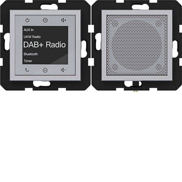 Wandmontiertes DAB+-Radiosteuerpanel mit Touchscreen, das AUX-Eingang, UKW-Radio, Bluetooth und Timer anzeigt; Lautsprechergitter daneben.