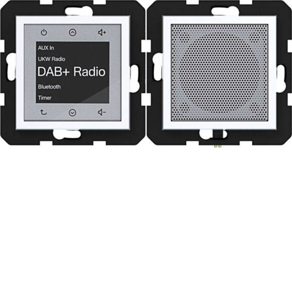 Zwei Ansichten eines wandmontierten DAB+-Funkmoduls: Vorderseite mit Touchscreen zeigt 