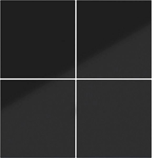 Ein Vier-Panel-Gitter aus dunkelgrauen bis schwarzen Farbverlaufsquadraten, die durch dünne weiße Linien getrennt sind.