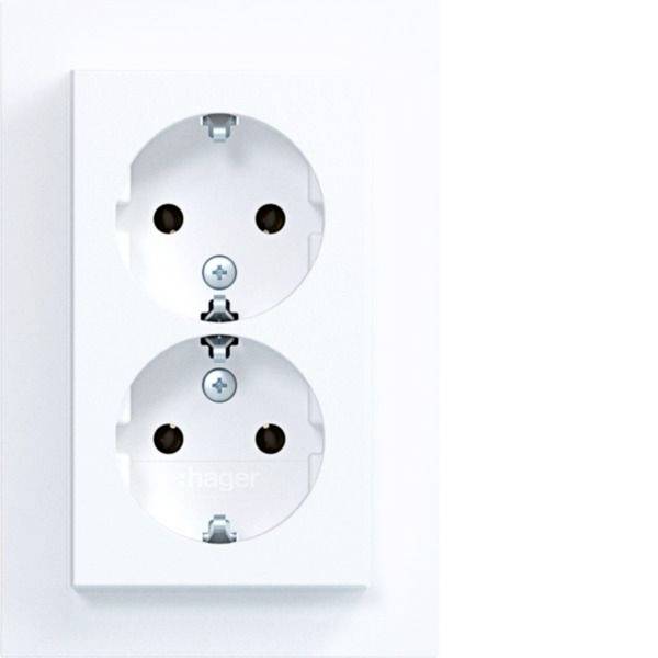Weiße doppelte elektrische Wandsteckdose auf einer rechteckigen Abdeckplatte.