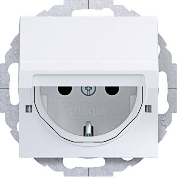Weiße Hager-Elektrosteckdose mit Schutzleiter-Kontaktloch, von vorne auf einer Montageplatte gezeigt.