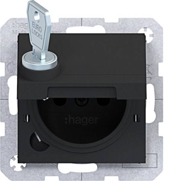Schwarze Hager-Wandsteckdose mit eingefügtem Euro-Lock-Schlüssel, montiert auf einem Metallinstallationsrahmen.