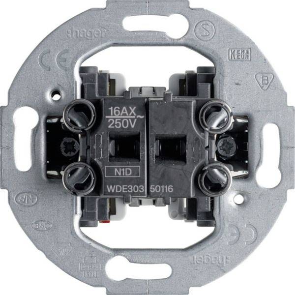 Rückansicht eines Hager-Elektroschalter-Mechanismus in einem Metallmontagerahmen, gekennzeichnet mit 