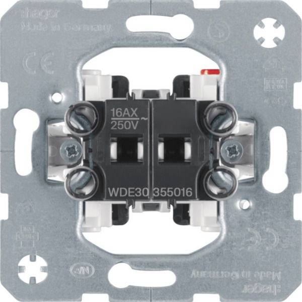 Rückansicht eines Hager-Elektroschalter-Mechanismus für Wandmontage in einem Metallrahmen, gekennzeichnet mit 16AX 250V.