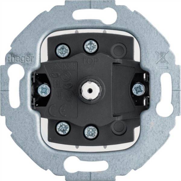 Rückansicht eines Hager-Elektroschalters an der Wand in einem Metallmontageerahmen, die Schraubklemmen und den zentralen Stecker zeigt.