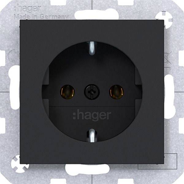 Schwarze Hager Elektrosteckdose mit Metallmontagekrahmen, gezeigt in Vorderansicht.