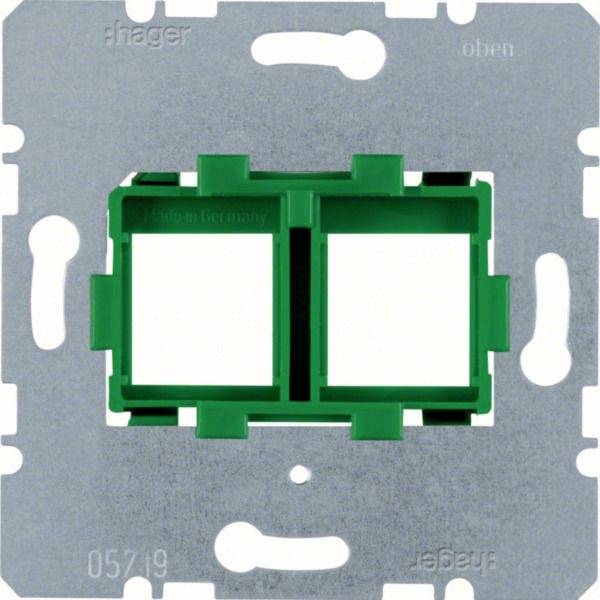 Grüner doppelöffnender elektrischer Montagerahmen auf einer Metallplatte, mit „hager