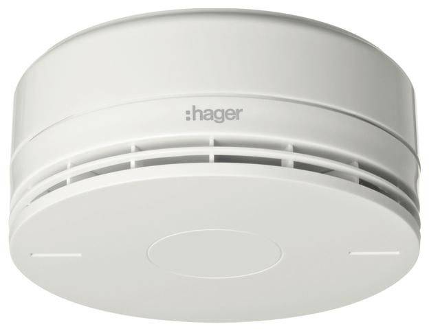 Weißer Hager Rauchmelder an der Decke montiert, mit kreisförmigen Lüftungsöffnungen und einem zentralen Testknopf.